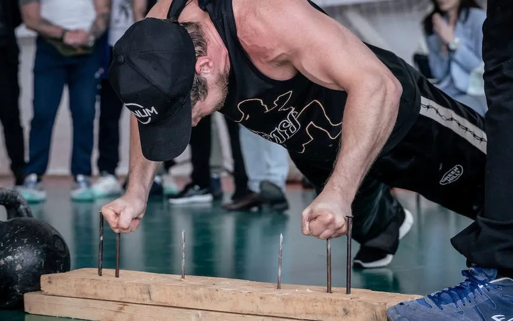 Trening siłowy w domu bez sprzętu - nasz plan na silne ciało