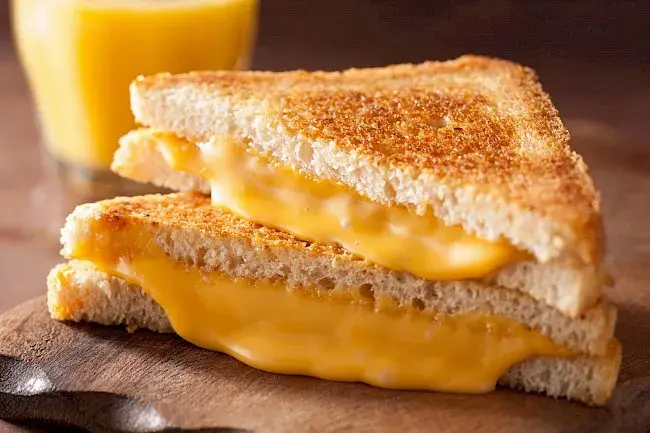 Ile kcal ma tost z serem? Poznaj dokładną kaloryczność przekąski