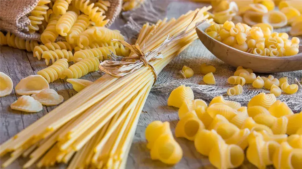 Ile kcal ma makaron? Kaloryczność różnych rodzajów makaronu