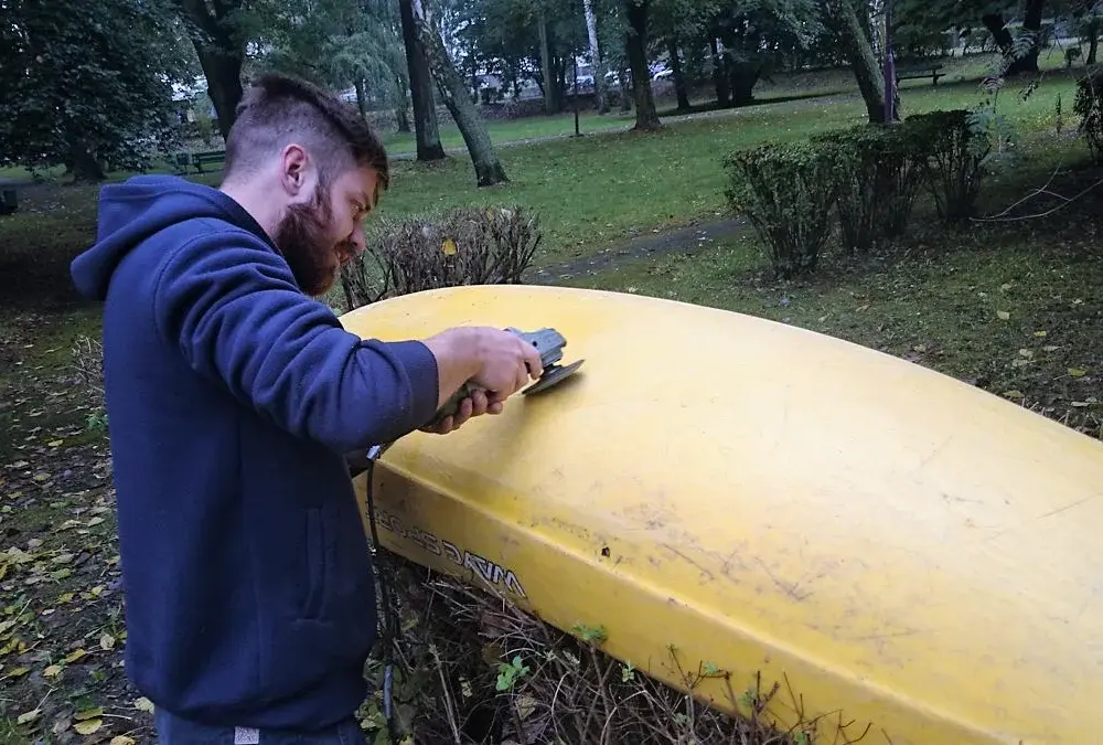 Jak naprawić kajak: skuteczne metody na uszkodzenia i pęknięcia