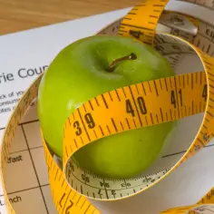 1 kg ile to kcal? Poznaj przelicznik kalorii w tłuszczu