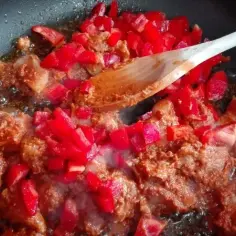 Jakie są najlepsze przepisy na makaron z czerwonym pesto i kurczakiem?