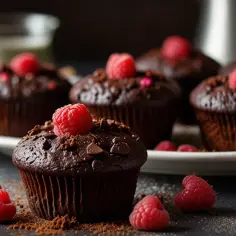 Muffinki czekoladowe z malinami: Przepis na pyszne połączenie smaków