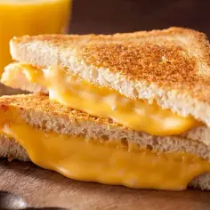 Ile kcal ma tost z serem? Poznaj dokładną kaloryczność przekąski