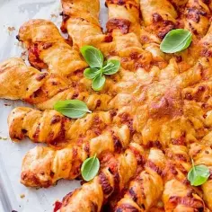 Jak zrobić choinkę z ciasta na pizzę? Przepis krok po kroku