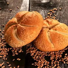 Ile kcal ma kajzerka? Poznaj wartość odżywczą popularnej bułki