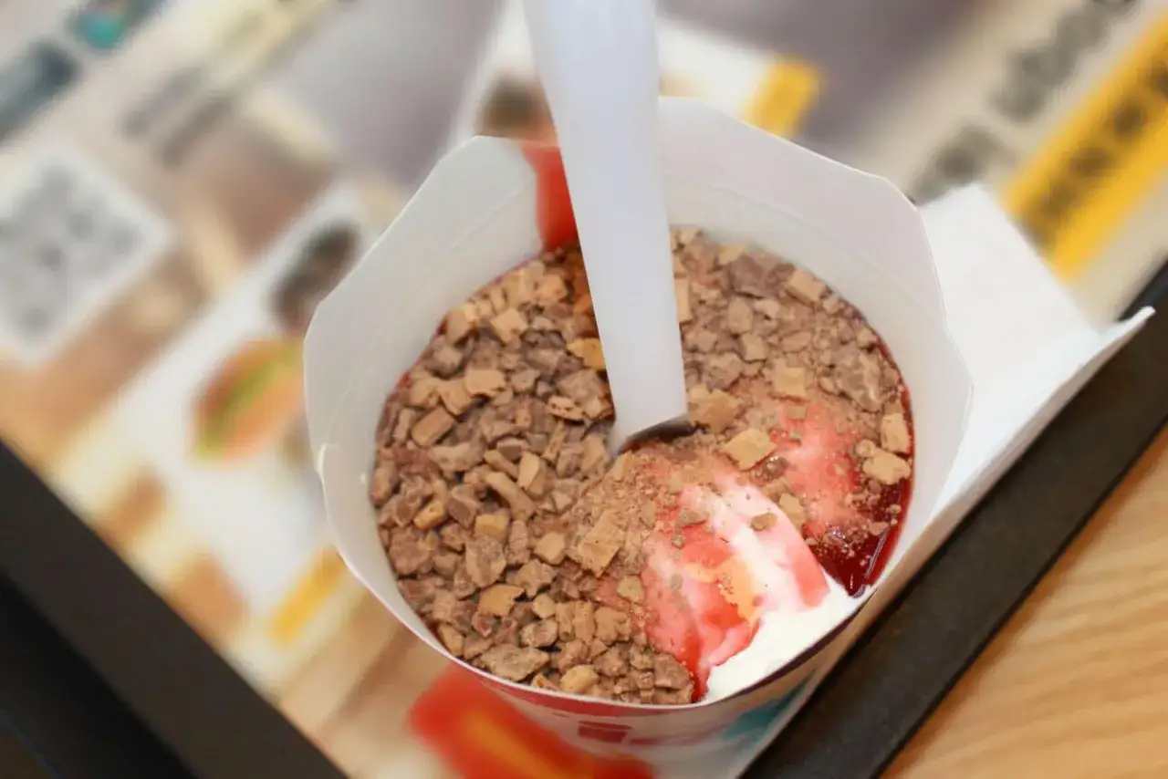 Zdjęcie Ile kcal ma McFlurry? Poznaj kaloryczność lodów z McDonald's