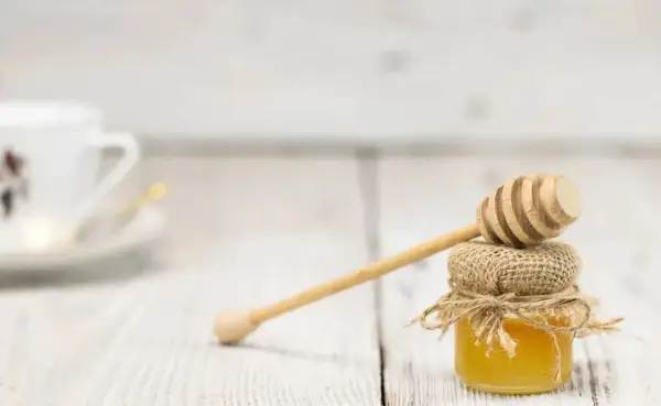 Ile kalorii ma łyżeczka miodu? Zaskakujące różnice w wartościach!