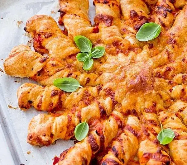 Jak zrobić choinkę z ciasta na pizzę? Przepis krok po kroku